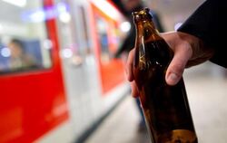 Mit dem Alkoholverbot an Wochenenden wollen Bahn und Bundespolizei die örtliche Partyszene aus dem Bahnhof verdrängen. Foto: 