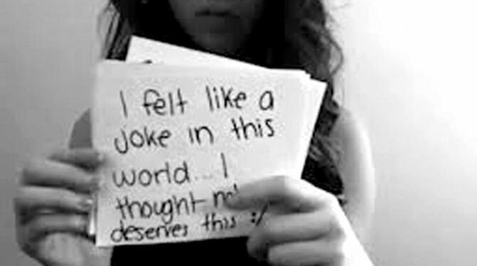 Amanda Todd hält beschriebene Karteikarten in die Kamera und ruft im Internet um Hilfe. Foto: dpa