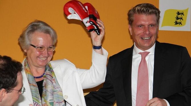 Rückendeckung  für  Annette  Schavan  gab es beim CDU-Bezirksparteitag in Münsingen. Thomas Bareiß schenkte der Bundesministerin ein Paar Boxhandschuhe. FOTO: KOZJEK