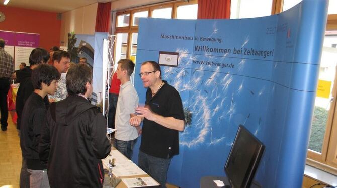 Welche Ausbildungsmöglichkeiten gibt es in der Region? Schüler informierten sich am Samstag in der Schloss-Schule. FOTO: SCHILDGE