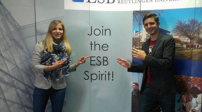 Esther und Dominik: »Aufnahmeprüfung gemeistert, herzlich willkommen an der ESB!« Esther und Dominik: »Aufnahmeprüfung gemeistert, herzlich willkommen an der ESB!«