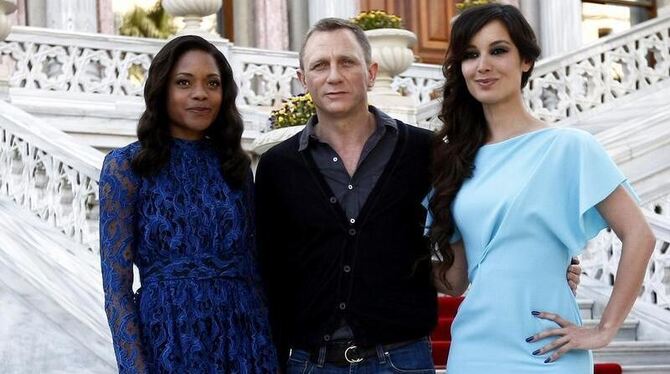 Daniel Craig mit den Bond-Girls Naomie Harris (l) und Bérénice Marlohe. Foto: Str