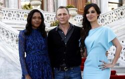 Daniel Craig mit den Bond-Girls Naomie Harris (l) und Bérénice Marlohe. Foto: Str