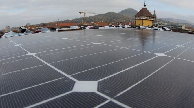 Ein Platz an der Sonne: Die ersten Solarmodule der Fotovoltaik-Anlage haben gestern das Dach der Stadthalle erreicht. FOTO: SCHR
