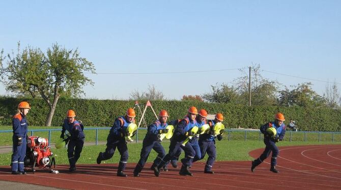 Die Pfullinger Gruppe, als einzige der in Metzingen wettkämpfenden Teams von einem Mädchen geleitet, sprintet zur Schnelligkeits