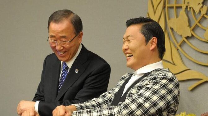 Ban Ki Moon und Psy amüsieren sich. Foto: Andrew Gombert