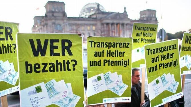 Demonstration vor dem Reichstag für mehr Transparenz bei den Nebeneinkünften von Bundestagsabgeordneten. Foto: Kay Nietfeld/
