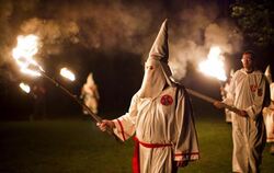 Mitglieder des US-Ku-Klux-Klan bei einer Zeremonie.