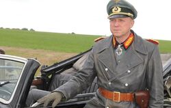 Die Schauspieler Ulrich Tukur (als Erwin Rommel) posiert 2011 in der Nähe von Römerstein-Böhringen auf der Schwäbischen Alb bei 