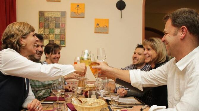 Gemütliches Beisammensitzen: Die sechsköpfige Clique (oben links) stößt schon mal auf den Abend im Restaurant Toka Tapasbar an.