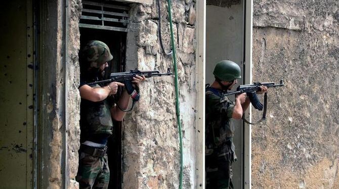 Blutiger Alltag in Syrien: Regierungssoldaten im Häuserkampf mit Rebellen. Foto: Sana