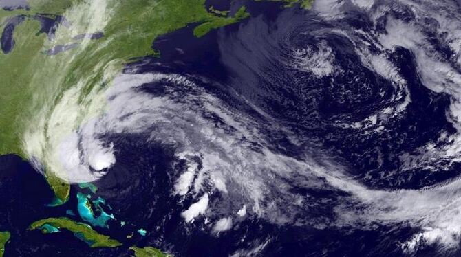 Hinter ihm eine Spur von Tod und Verwüstung - nun steuert Hurrikan »Sandy« die Ostküste der USA an. EPA/NOAA