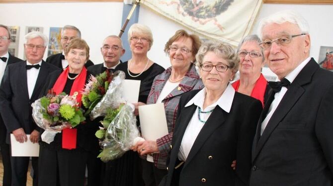 Der Vorstand des Liederkranzes Reutlingen ehrte langjährige treue und verdiente Mitglieder (von links). Michael Ott, Manfred Mül