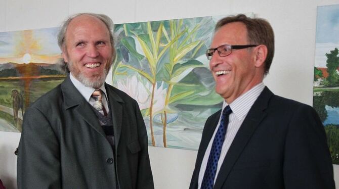 Vor der letzten Seerose, der Hobbymaler Johann Hölz (links) mit Bruno Betz bei der Ausstellungseröffnung.  FOTO: LEUA