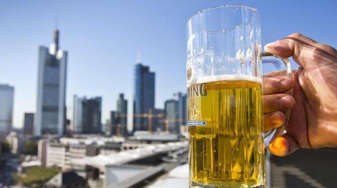 Die Brauereien in Deutschland verkaufen wieder mehr Bier. Foto: Frank Rumpenhorst dpa  +++(c) dpa - Bildfunk+++