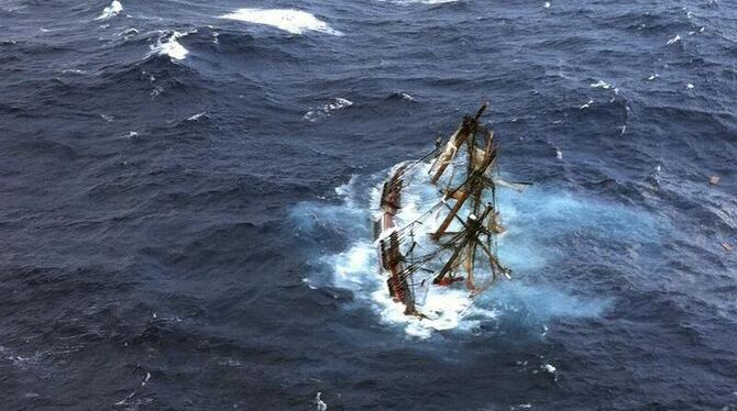 Das Filmschiff »Bounty« ist von Wirbelsturm »Sandy« zerstört worden. Foto: USCG / Tim Kukl