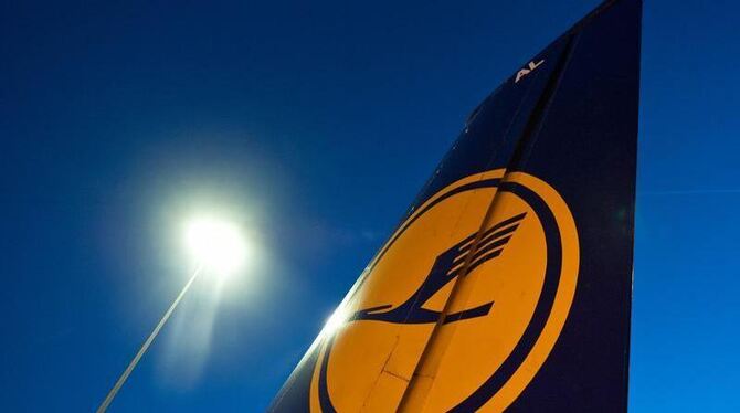 Trotz der Belastungen durch den Flugbegleiter-Streik und durch hohe Treibstoffkosten ist der Lufthansa-Umsatz um 6,1 Prozent
