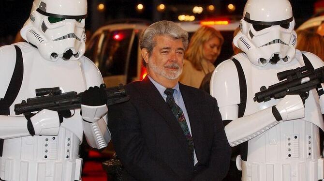 Der Schöpfer der Star Wars-Schmiede, George Lucas, präsentiert sich mit »Storm Troopers« bei einer Premiere in London. Disney ha