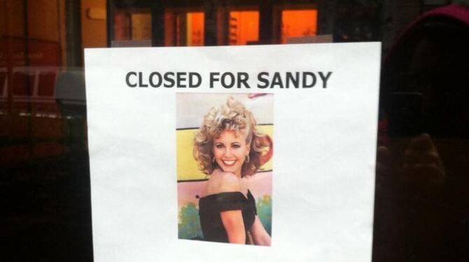 Ein Zettel im Schaufenster eines Ladens in der Upper East Side in New York verkündet, warum dieser geschlossen ist. Foto: Chr