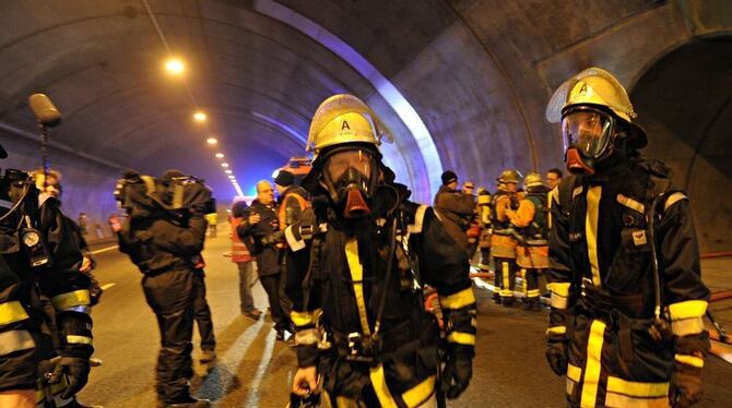 Gespenstisch auch als Übung: Feuerwehrmänner im verrauchten Engelbergtunnel.