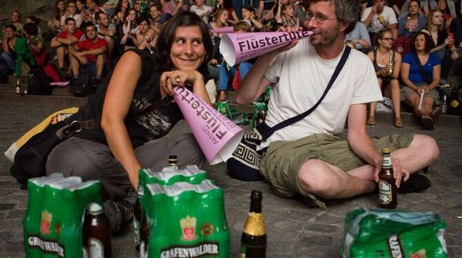 Werbung fürs Tübinger Nachtleben im Sommer: Elena Hausherr und Enno Herr, Gäste der Südstadt-Kneipe »Laden«, sind mit auf den Ho Werbung fürs Tübinger Nachtleben im Sommer: Elena Hausherr und Enno Herr, Gäste der Südstadt-Kneipe »Laden«, sind mit auf den Ho