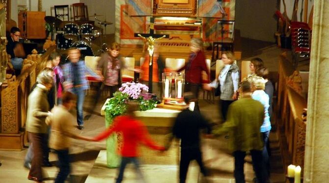 Zu Luthers Reformationstag in Ofterdingen ein jüdischer Wiegetanz um den Altar oder frei nach Rainer Maria Rilke: "Lebe jetzt di Zu Luthers Reformationstag in Ofterdingen ein jüdischer Wiegetanz um den Altar oder frei nach Rainer Maria Rilke: "Lebe jetzt di