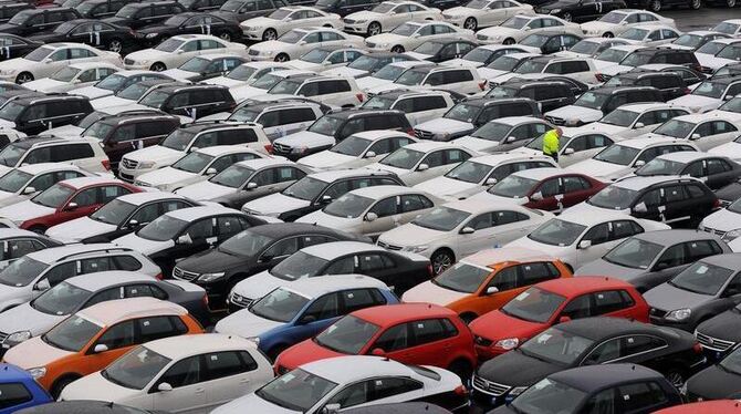 Die anhaltende Euro-Schuldenkrise lähmt den Verkauf von Autos in Deutschland immer mehr. Foto: Ingo Wagner 