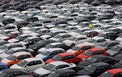 Die anhaltende Euro-Schuldenkrise lähmt den Verkauf von Autos in Deutschland immer mehr. Foto: Ingo Wagner 