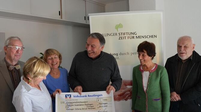 Hans-Joachim Sonntag, Maria Renz, Cornelia Schad, Hartmut Seeger, Gudrun Rieder und Theo Brenner (von links) bei der Schecküberg Hans-Joachim Sonntag, Maria Renz, Cornelia Schad, Hartmut Seeger, Gudrun Rieder und Theo Brenner (von links) bei der Schecküberg