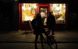 Ein Paar im West Village betrachtet eines der wenigen Restaurants, die wieder Strom haben. Foto: Andrew Gombert 