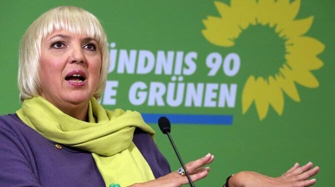 Die Vorsitzende von Bündnis 90/Die Grünen, Claudia Roth, in der Parteizentrale. Die Opposition ist von den Koalitionsbeschlüs