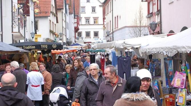 Dichtes Gedränge herrschte wieder in Trochtelfingens Straßen beim Martinimarkt. FOTO: HÄUSSLER Dichtes Gedränge herrschte wieder in Trochtelfingens Straßen beim Martinimarkt. FOTO: HÄUSSLER