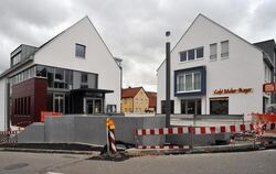 Altenriets neue Ortsmitte: Ensemble aus Rathaus und Geschäftshaus.  FOTO: NIETHAMMER