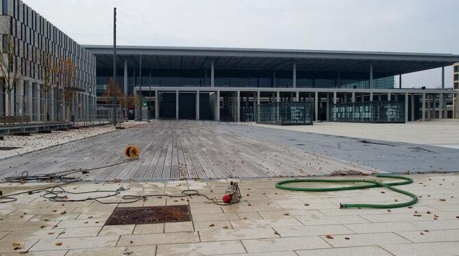 Blick auf den Terminal des Flughafens Berlin Brandenburg Airport Willy Brandt in Schönefeld. Die Eröffnung des Flughafens wur