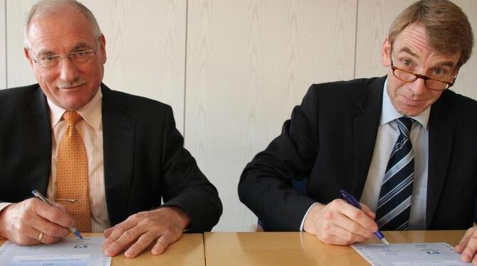 Siegfried Reiff (links) von der Volksbank und Harald Herrmann, Kreishandwerksmeister, unterschreiben schon mal die Urkunden für
