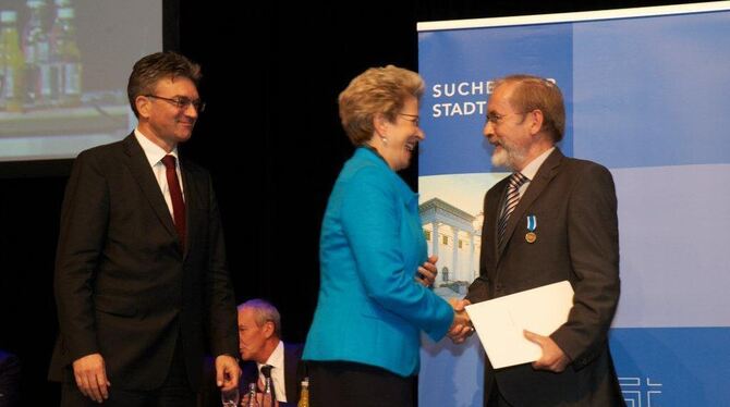 Freiburgs OB Dieter Salomon, Städtetagspräsidentin OB Barbara Bosch und Bürgermeister Rudolf Heß bei der Verleihung der Verdienstmedaille.	FOTO: PR