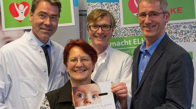 Glücklich über die Micro-Schlucksonde (von links): Professor Christian Schlensak (UKT), Anneliese Andler (ELHKE), Professor Mich