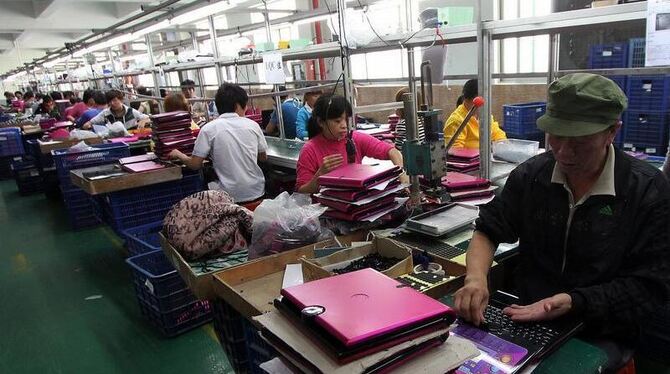 Die Werkbank der Welt: Chinesische Arbeiter schrauben Spielzeug-Laptops zusammen. Foto: He Yuan