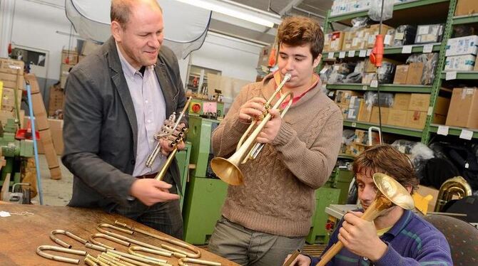 Matthias Beck (links), Rubén Simeó (Mitte) und Steffen Holder im Entwicklungslabor für Trompetensound. GEA-FOTO USCHI PACHER