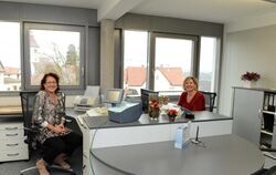 Ursula Zizelmann (links) und Karin Hinrichs kümmern sich im nagelneuen Bürgerbüro im genauso neuen Altenrieter Rathaus um die An