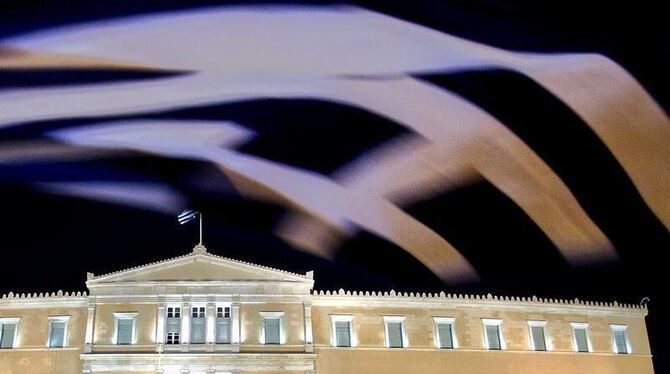 Nur wenn das Parlament die Einsparungen im Haushalt billigt, kann Athen mit weiteren EU-Hilfen rechnen. Foto: Arno Burgi/Arch