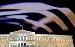 Nur wenn das Parlament die Einsparungen im Haushalt billigt, kann Athen mit weiteren EU-Hilfen rechnen. Foto: Arno Burgi/Arch