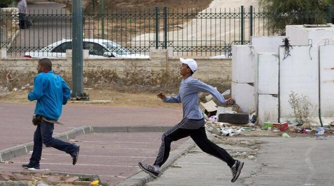 Israelis rennen nach einem Raketenalarm zu einem Schutzraum in Sderot. Foto: Jim Hollander