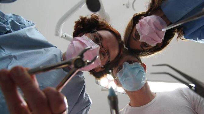Die GEA-Mitarbeiter Marion Schrade, Andreas Fink und Karin Dengel (von links) assistieren bei der Operation ZmS.  GEA-FOTO: FINK