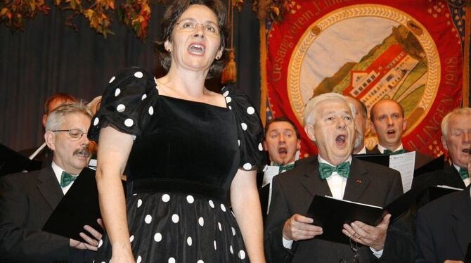 Sopranistin Kyra Astfalk begleitete den Männerchor Eintracht bei einigen Gesangsstücken, zum Beispiel beim »Ave Maria«.FOTO: LEI Sopranistin Kyra Astfalk begleitete den Männerchor Eintracht bei einigen Gesangsstücken, zum Beispiel beim »Ave Maria«.FOTO: LEI