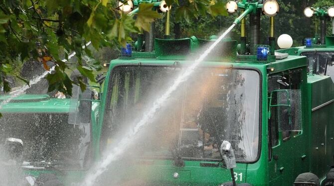 Ein Wasserwerfer im Einsatz bei der Polizei. Ein Wasserwerfer im Einsatz bei der Polizei.