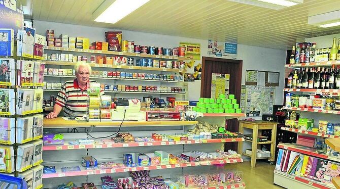 Zum  »Rentnerzeitvertreib«, wie  er  selbst  sagt, betreibt Erhard Simon »S'Lädle« in Altenriet. Zigaretten, Tabak, Süßigkeiten
