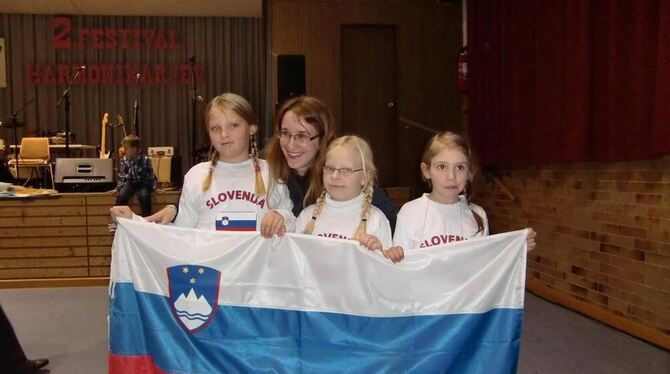 Lehrerin Dr. Mila Delavec mit drei derzeitigen Schülerinnen der Slowenischen Schule in Pfullingen. FOTO: PR