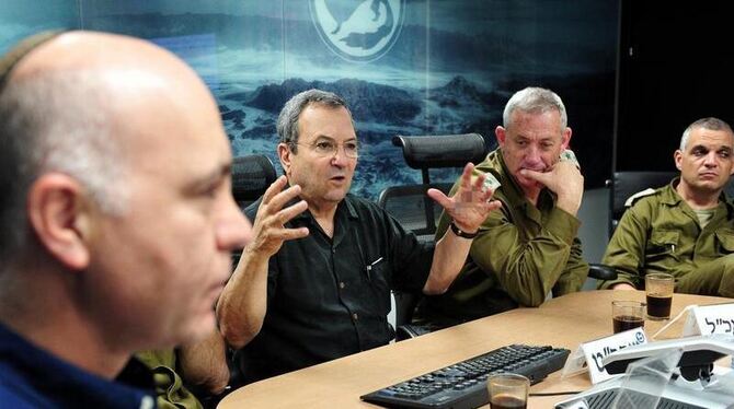 Israels Verteidigungsminister Ehud Barak (M) spricht mit Offizieren. Foto: Ariel Hermoni/Israelisches Verteidigungsministeriu