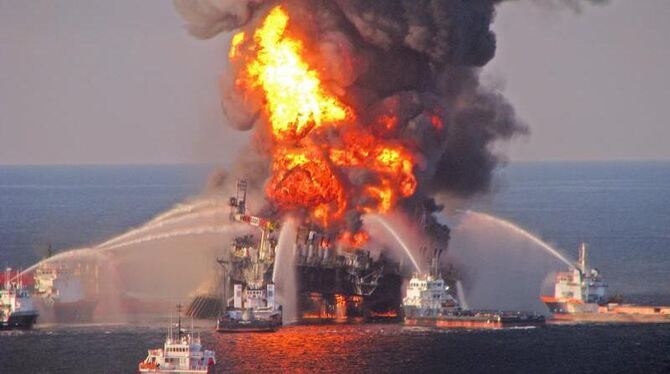 Die brennende Ölplattform »Deepwater Horizon« im Golf von Mexiko. Foto: US Coast Guard Handout 